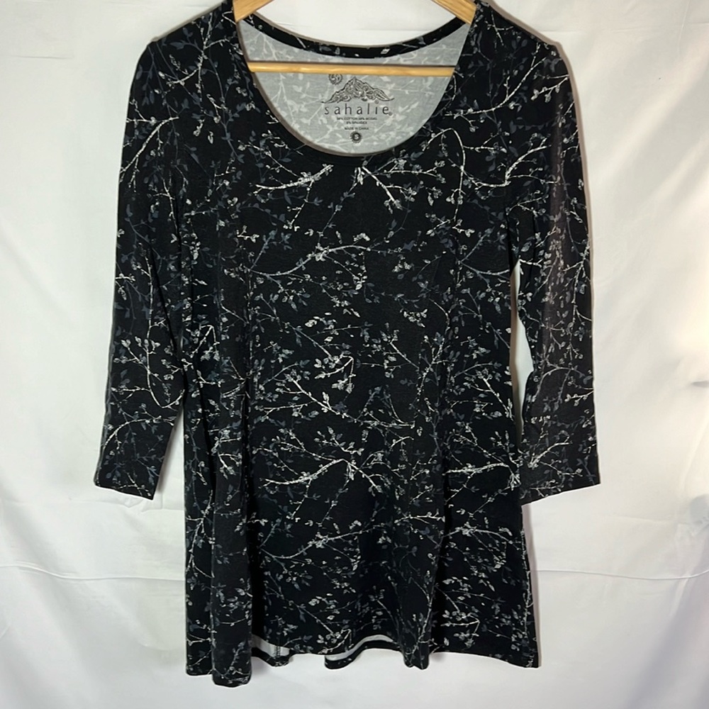 Sahalie Tunic 3/4 sleeve Black with Gray and White Vine Print size Small